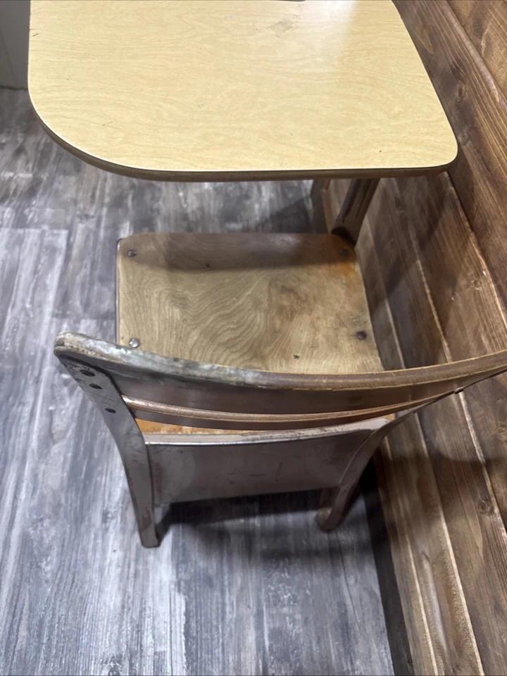 Escritorio escolar vintage Mid-Century con asiento de almacenamiento hecho en Estados Unidos 20Wx27Dx28T Foto 3 de 4