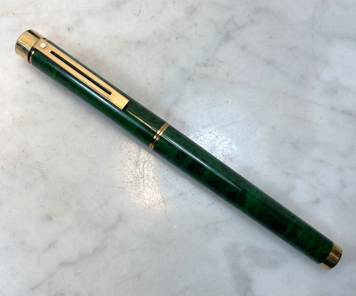 Vintage SHEAFFER Targa Fountain Pen. 585 14K Nib USA White Vintage SHEAFFER Targa Fountain Pen. 585 14K Nib USA White