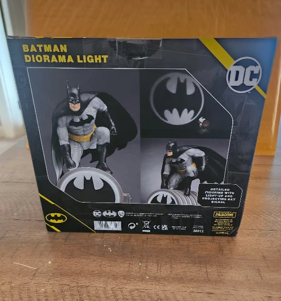 DC SUPER HEROES BATMAN FIGURINE BAT SIGNAL USB PROJECTION LED LAMP - Image 3 of 4