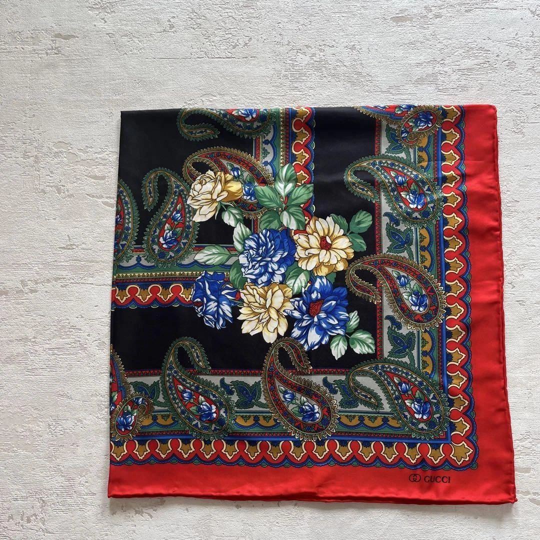 Grande écharpe en soie GUCCI rouge cachemire motif floral taille libre vintage
