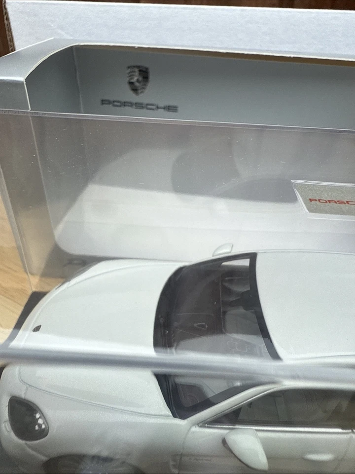 MINICHAMPS 1/43 PORSCHE PANAMERA TURBO S E-hybrid (EDICIÓN DISTRIBUIDOR, NUEVO) Foto 4 de 4
