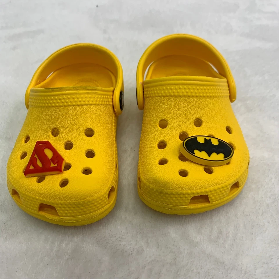 Zuecos de superhéroe Crocs para niños pequeños talla 2-3 amarillos Superman Batman Foto 2 de 4