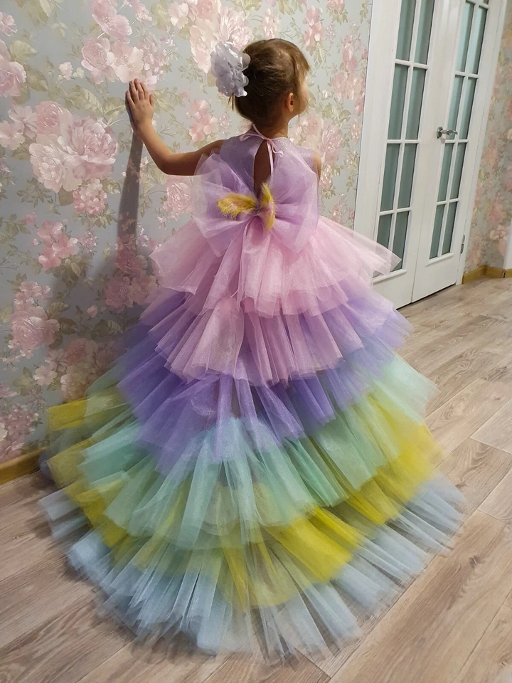 Hermoso vestido para una niña de 5 años con un tren Rainbow Desh, unicornio, esponjoso Foto 4 de 4