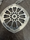 VINTAGE 1976 PEWTER ROSE WINDOW MEDALION NECKLACE, BY KIRK, BOURGES CATHEDRAL  — photo 4