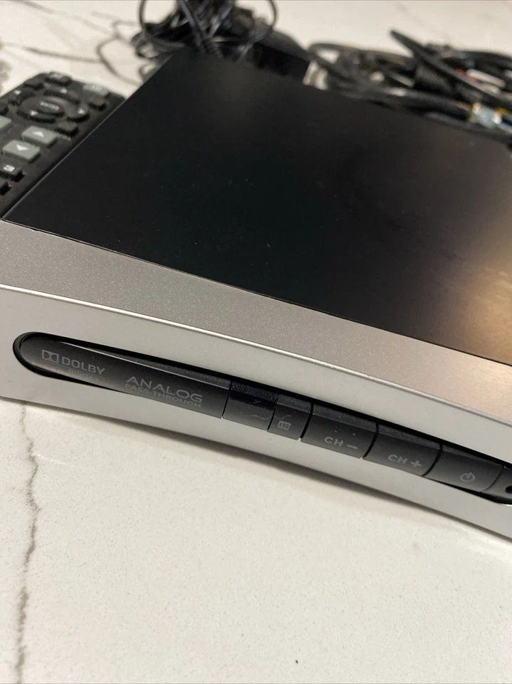 Conversor de TV digital para analógica RCA Dolby STB7766G1 com cabo de alimentação e controle remoto! - Imagem 2 de 4