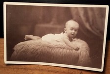 auf einem Fell liegendes kleines Kind - Baby / Foto H. Goebel Frankfurt am Main