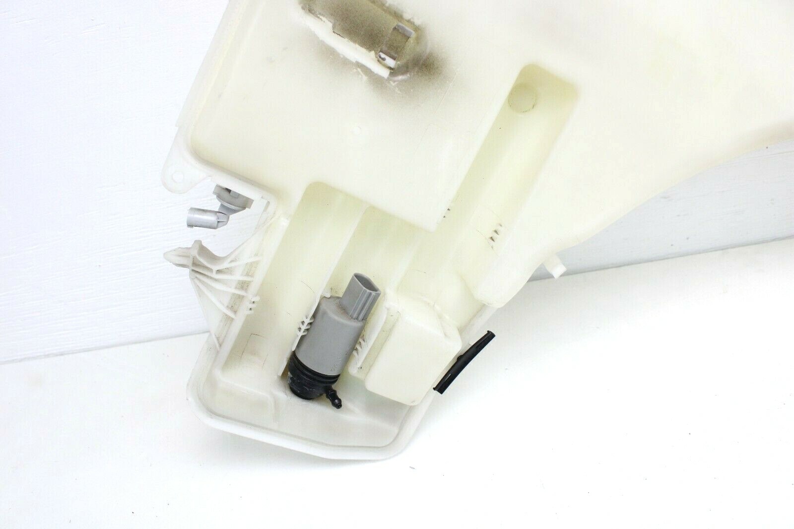 2006-2013 BMW WINDSHIELD WIPER WASHER FLUID RESERVOIR TANK 