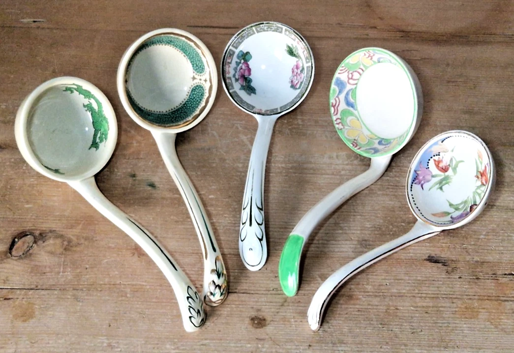 5 VINTAGE ANTIQUE PORCELAIN TUREEN SAUCE GRAVY CREAM LADLES INDIAN TREE & DRAGON
Opens in a new wind