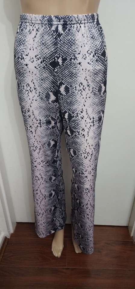Shein Size XL Women's Flared Pants Snakeskin Print Stretchy Cream White Black