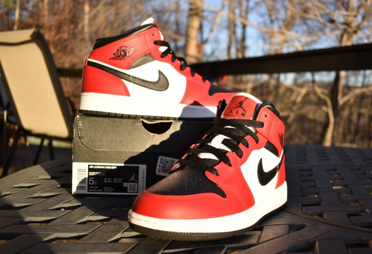 Nike Air Jordan 1 Mid GS 'Chicago Black Toe' 554725-069 Nike Air Jordan 1 Mid GS 'Chicago Black Toe' 554725-069