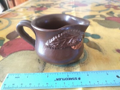 Vintage Studiokeramik braune Glasur Blatt & Nuss verziert Sahnekännchen. 6 cm hoch.