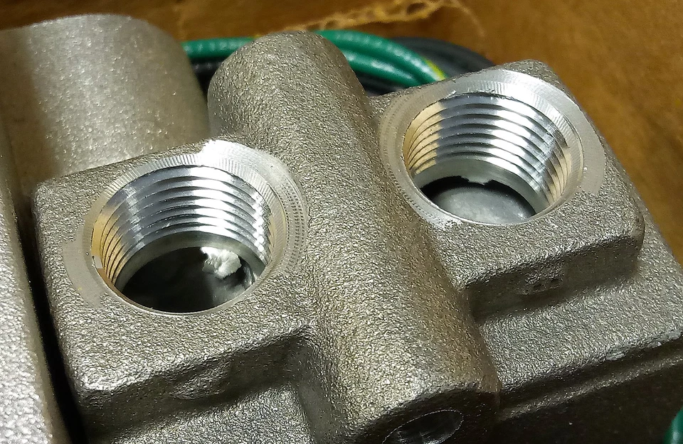 Parker CWJ13701 120 VAC 13.8 W 150 PSIG Pneumatic Solenoid Valve w/ 3/8 in Ports - Image 3 of 4