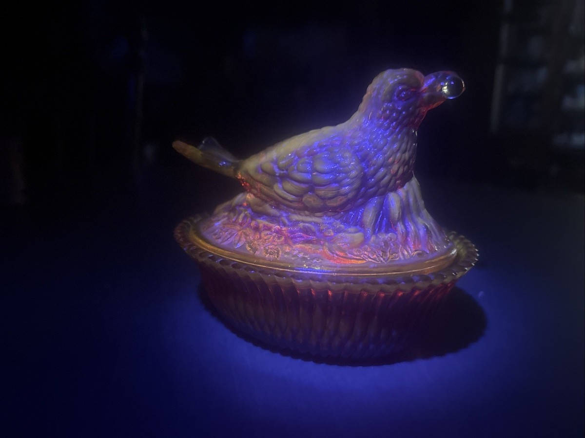 Vtg. Amberina GLASS RED Robin Bird with Berry in Beak on Nest