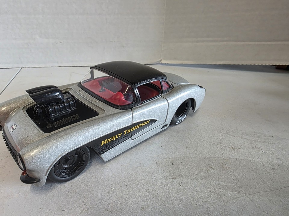 Big Time Muscle 1:24 1966 Chevy Corvette Sting Ray Voiture moulée sous Pression, Jouets pour Enfants et Adultes (Blanc