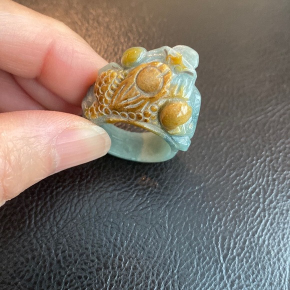 Natural Jade Carved 3D Three Legged Frog Thiem Thu Feng Shui Ring