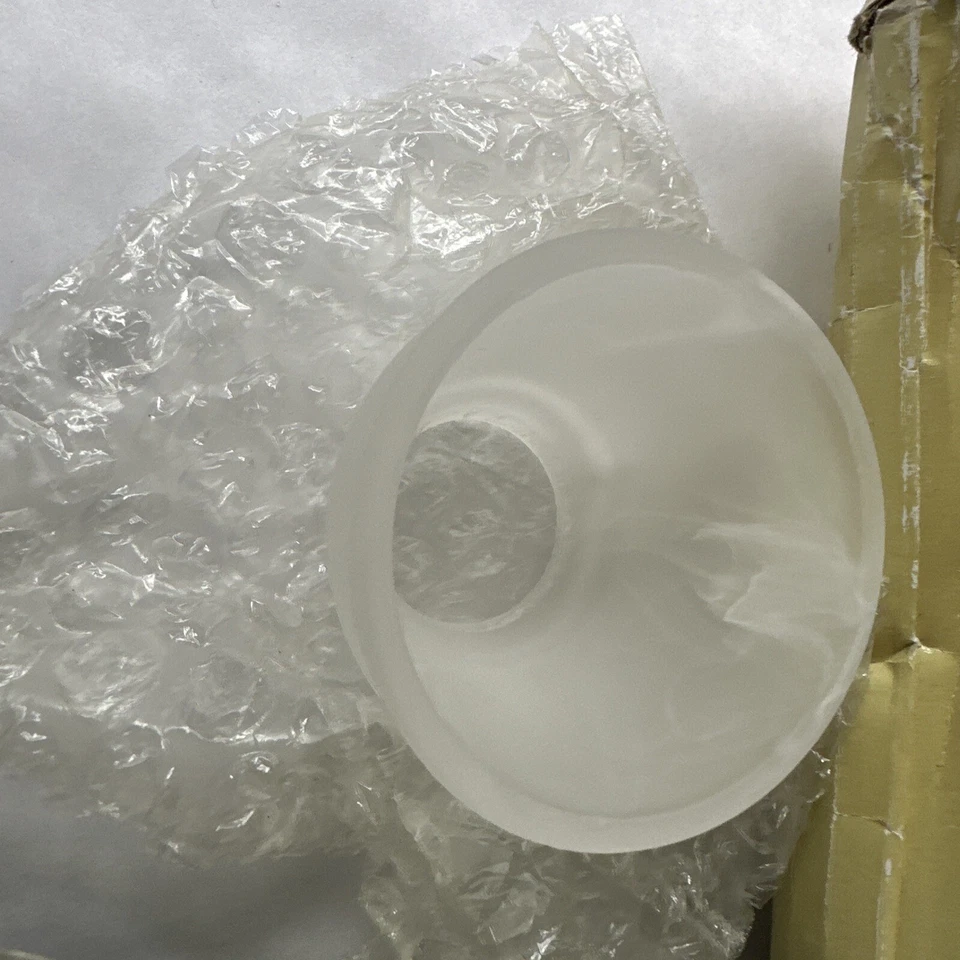 Canarm Pewter James 2 灯 15 英寸宽固定导轨 - 天花板或壁挂 - 开箱 — 第 4/4 张图片