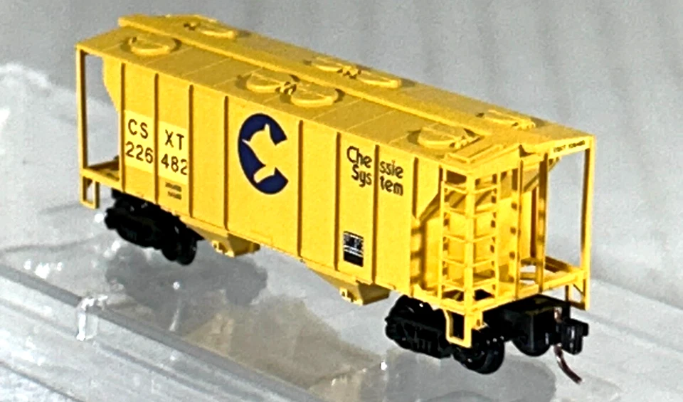 MICRO-TRAINS Z SC 2-BAY COVERED HOPPER CAR CSX/CHESSIE 53100332 - Image 2 of 3
