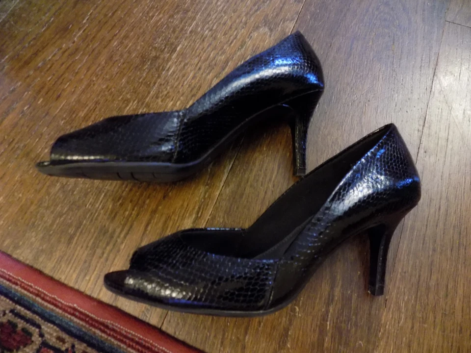 EUC Fioni 84011 Black Shiny Snake Peep Toe Classy Pumps 2.75" Heels sz 6W Pretty - Image 4 of 4