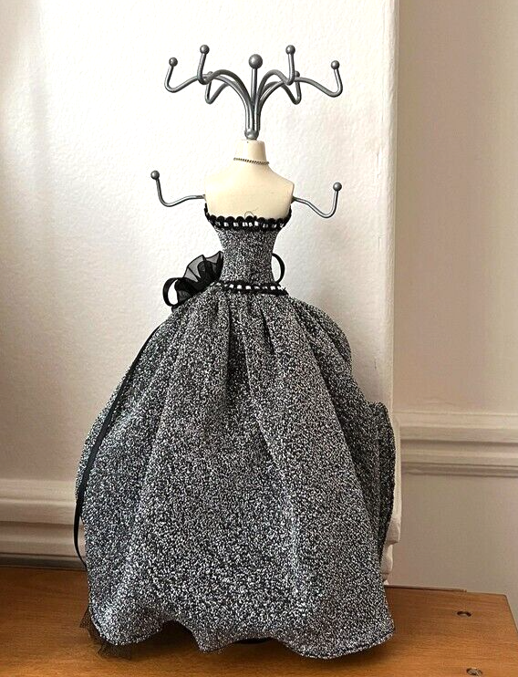 Mannequin Porte-bijoux – Robe Noire Pailletée Argentée, Tulle – Dimensions 32 X 10,5 Cm – Occasion Comme Neuf