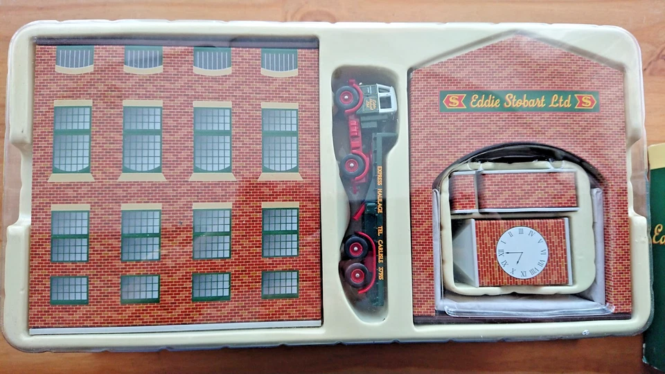 Lledo ES1002 Trackside Eddie Stobart 2 Piece Tin Plate Depot & AEC Platform Trai - Image 4 of 4