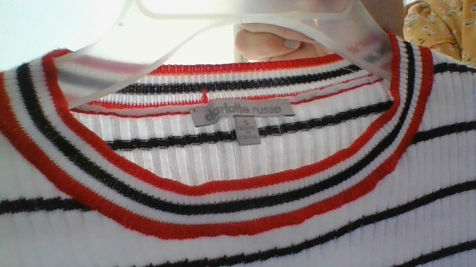 ¡BONITO! Top de punto manga corta Charlotte Russe para mujer talla S a rayas blanco/rojo/negro Foto 3 de 4