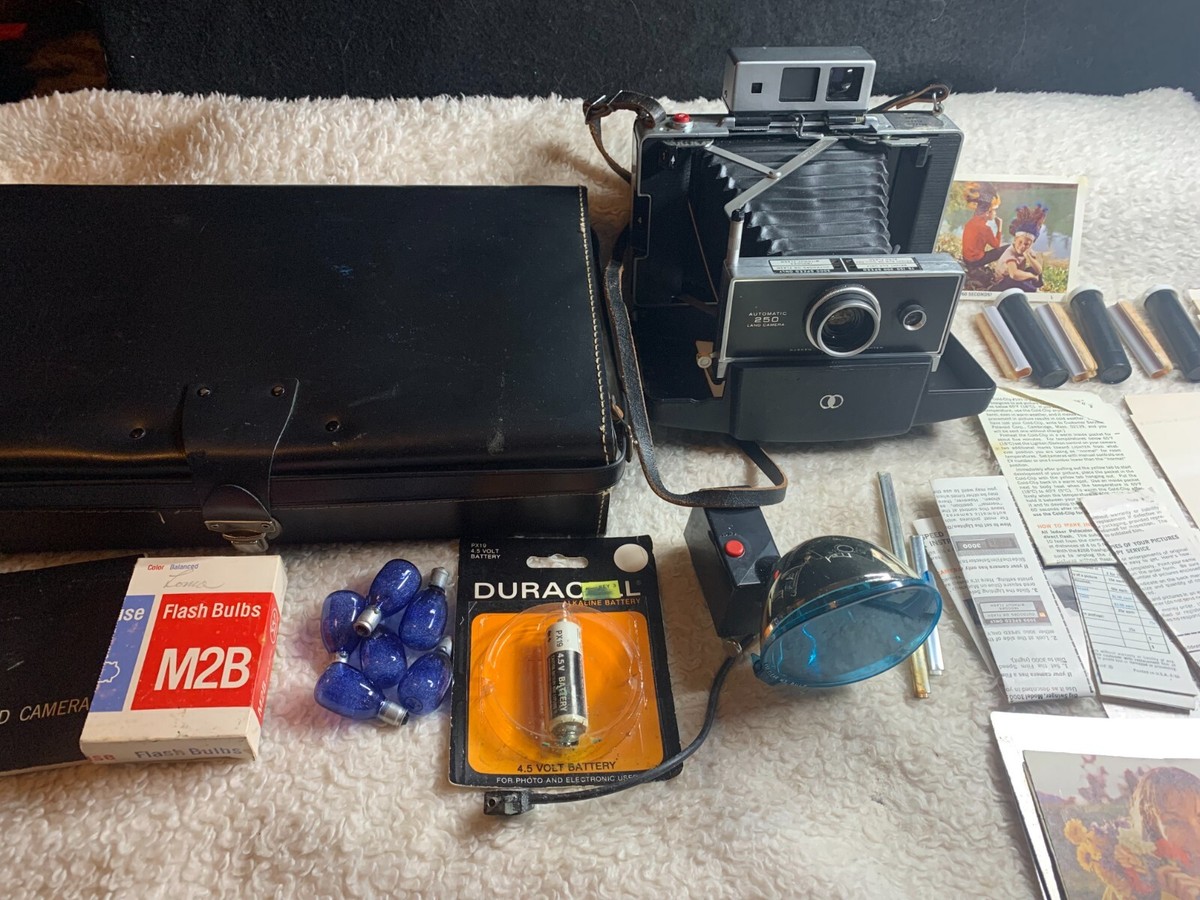 Vintage Polaroid Automatic 250 Land Camera w/ Diamond Case Flash Print  Mounts ++