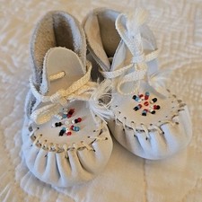 Minnetonka Beaded White Leather Moccasins Infant Size 1 Deer Foot Infant Shoes