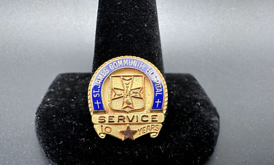VINTAGE ST. JAMES COMMUNITY HOSPITAL 10 YEARS SERVICE PIN WITH BLUE ENAMEL L456