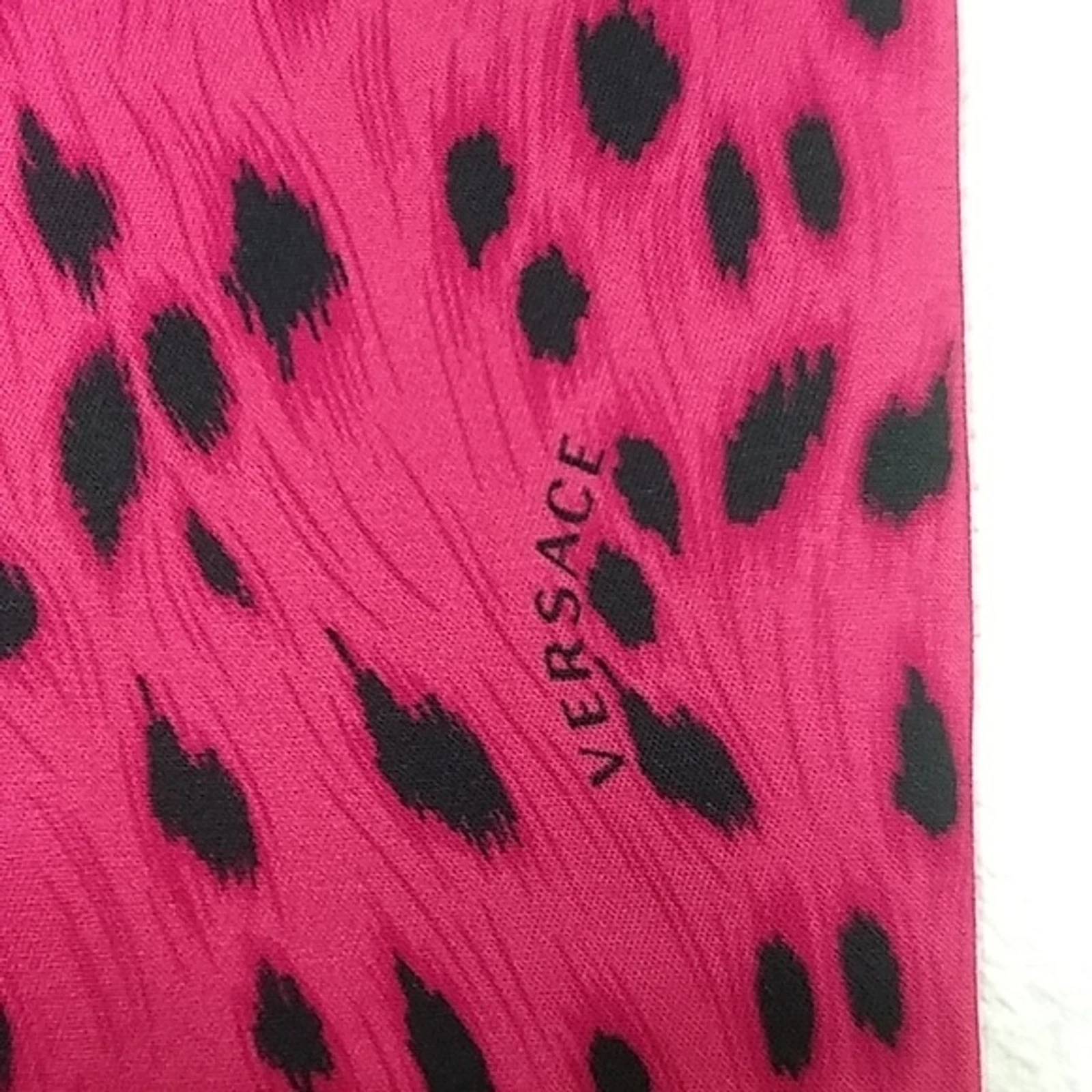 Abito Versace. Taglia 40. Colore fucsia e nero.