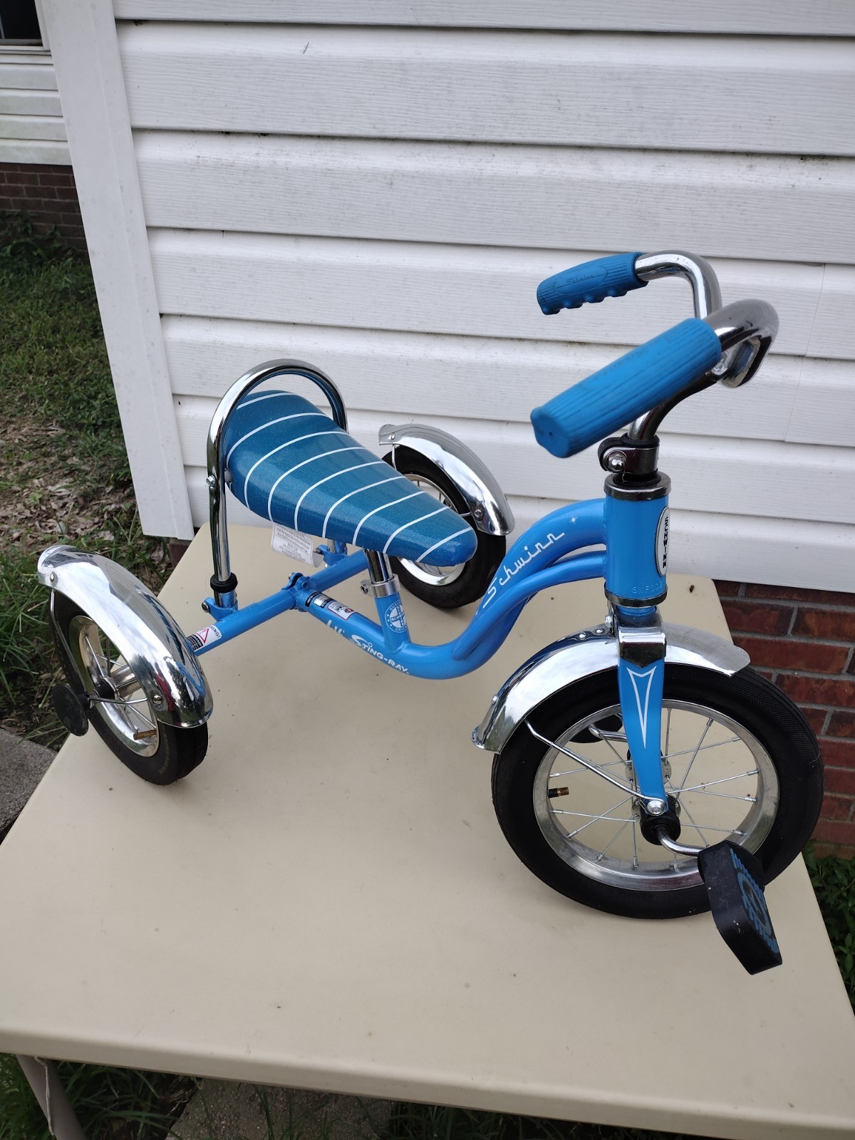 (Used) Schwinn Lil Stingray Tricycle (199.97 USD) (Used) Schwinn Lil Stingray Tricycle (199.97 USD)
