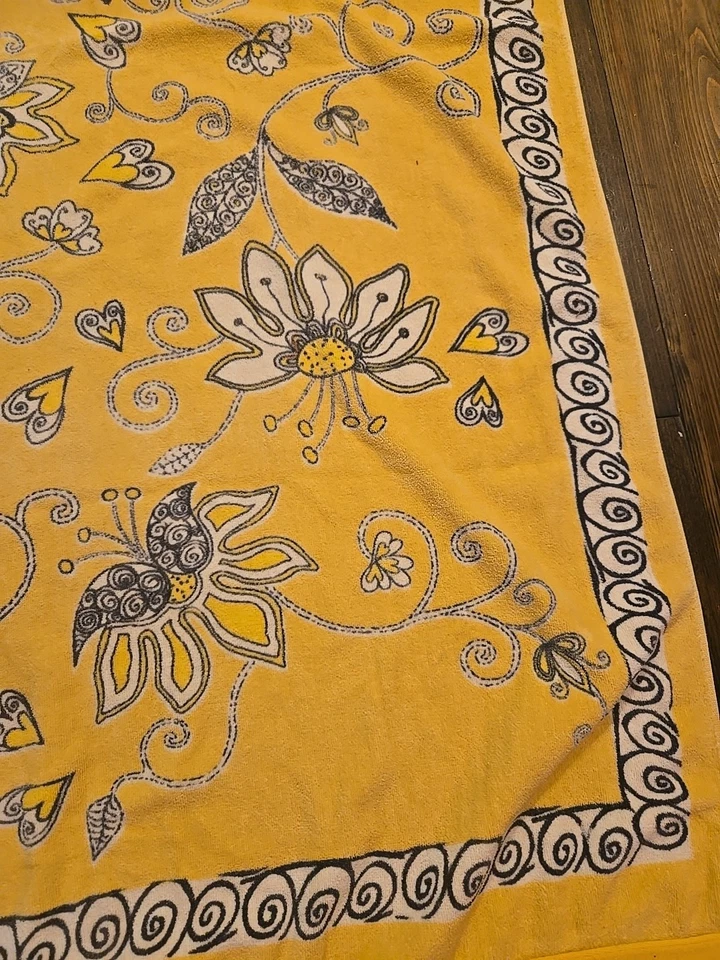Vera Bradley Designer Floral Beach Towel Yellow Bird 2008 Retired Floral - Image 4 of 4