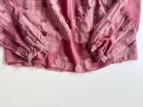 Blusa Campesina Aritzia WILFRED Lourdes Malva Transparente Floral Jacquard, Talla XS - Imagen 10 de 13
