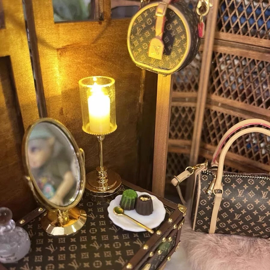 Aplique de pared LED miniatura para casa de muñecas lámpara de mesa para casa de muñecas interruptor de batería Foto 2 de 4