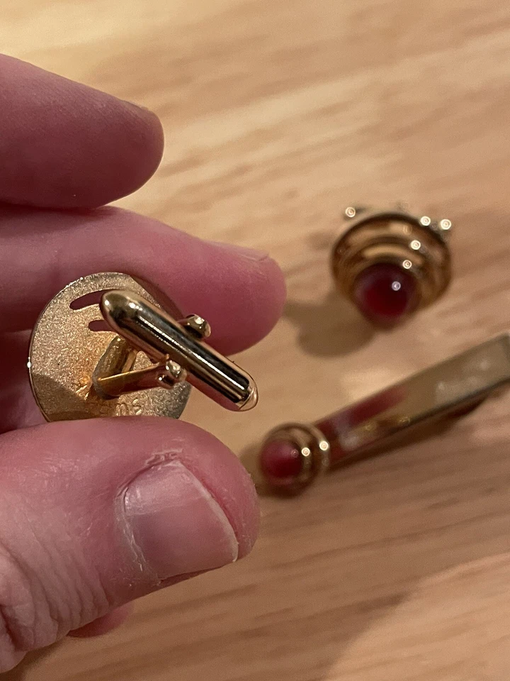 Juego de gemelos y corbatas Swank vintage para hombre redondo piedra roja tono dorado MODERNISTA Foto 3 de 4