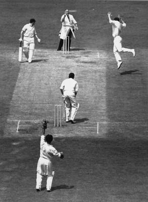 David Allen Is Out Lbw To Grahame Mckenzie 1964 OLD PHOTO