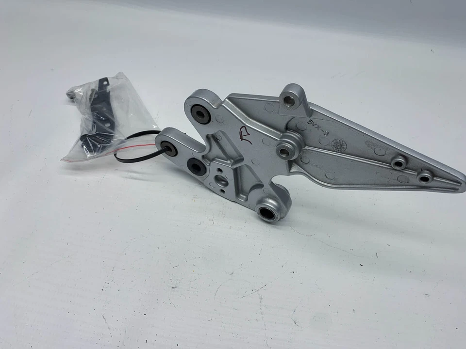 Reposapiés derecho Yamaha FZ6 S Fazer Right Riders footrest hanger (7) 06' Foto 4 de 4