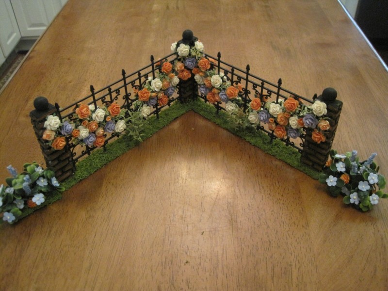 Rose Covered Corner Victorian Fence w/2 Garden Beds 1:12 dollhouse miniature #1