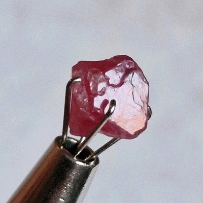  Roter Spinell Kristall 2,8ct. Kuranze, Kenia. UV Reactive. 