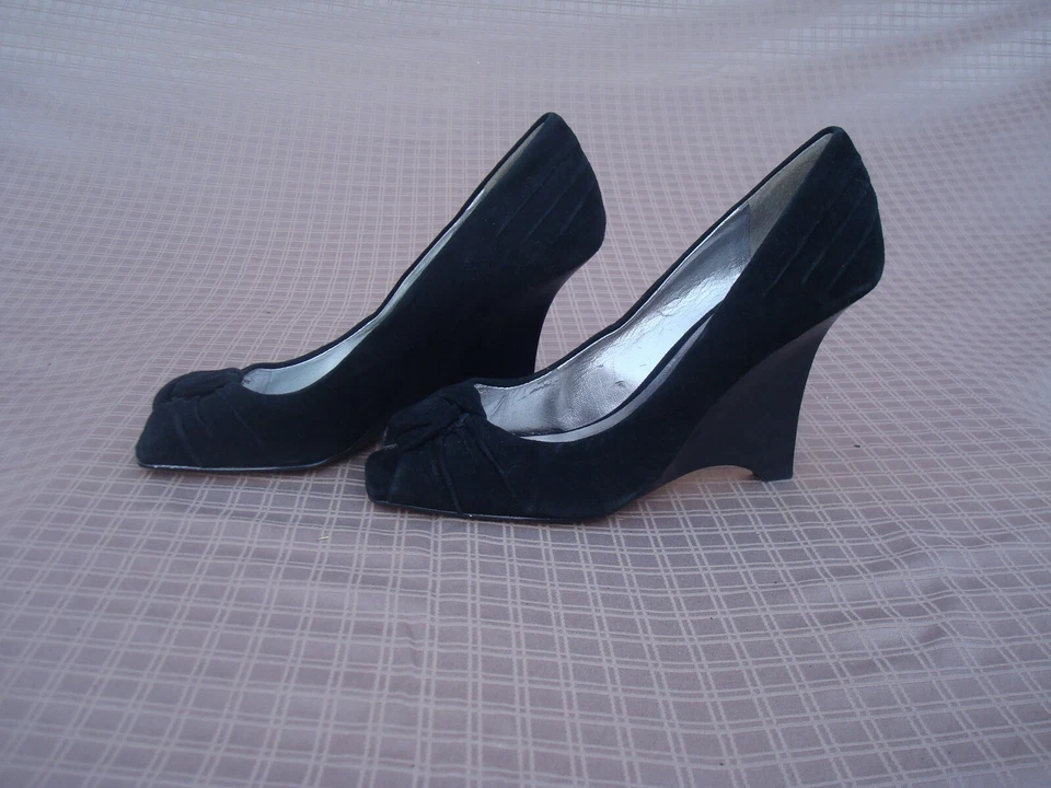 New Guess by Marciano Black Suede Women's Platform Wedges  Shoes Sz 6 M - Image 3 of 4