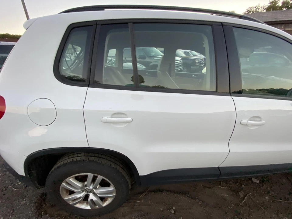 Used Rear Right Door Assembly Rear Side fits: 2017 Volkswagen Tiguan electric li - Image 3 of 4