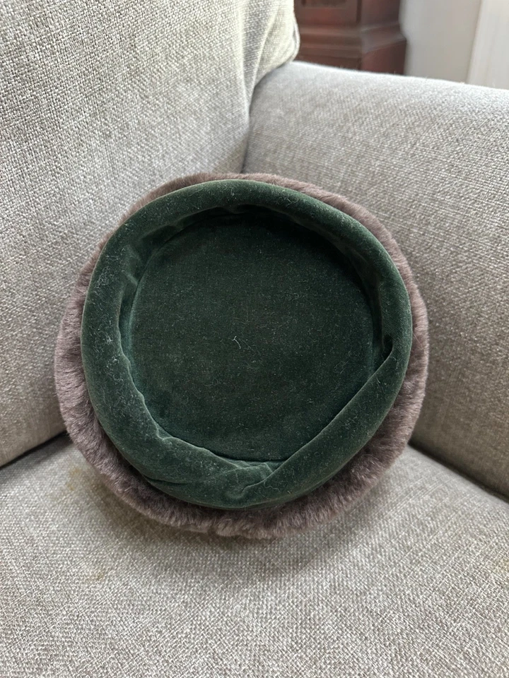 Vintage 1950's Green Velvet and Faux Fur Fascinator Pillbox Hat, Small - Image 4 of 4
