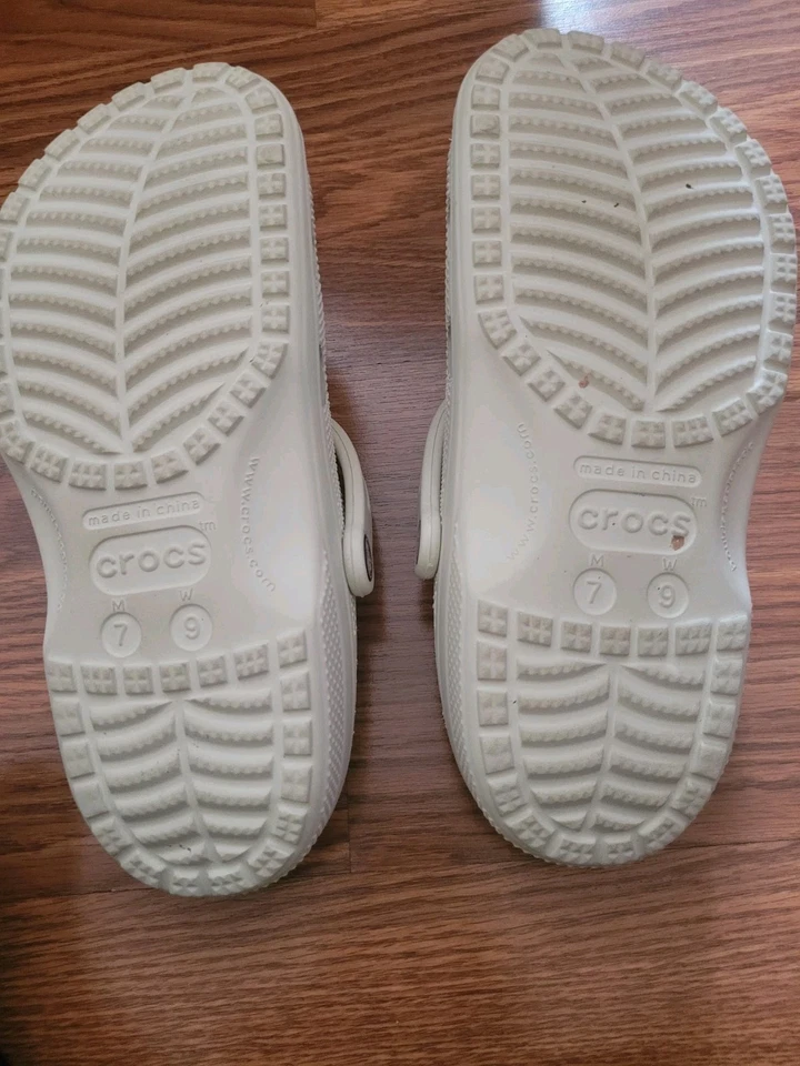 Zapatos Crocs Off White clásicos de espuma sin cordones para mujer’s 9 para hombre’s 7 cómodos Foto 3 de 4