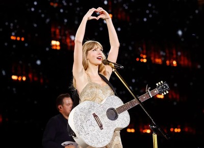 TAYLOR SWIFT 8.5X11 PHOTO ERAS TOUR THE HAND HEART SIGNATURE PICTURE POSTER
