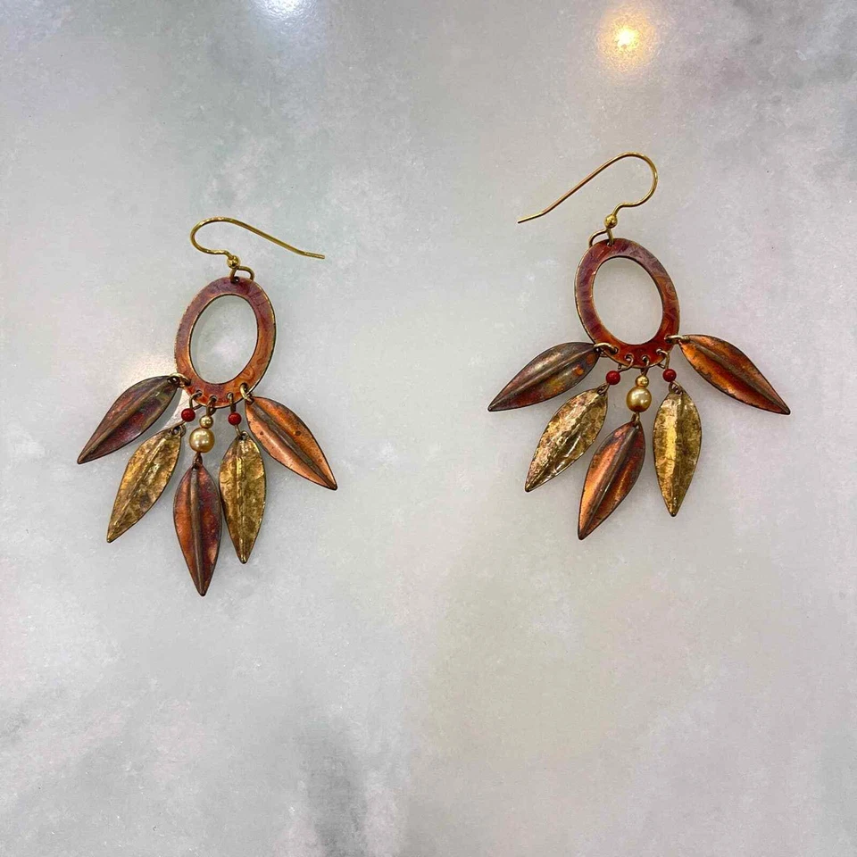 Pendientes atrapasueños de metal envejecido cuentas plumas cinéticas geométricas Foto 2 de 4