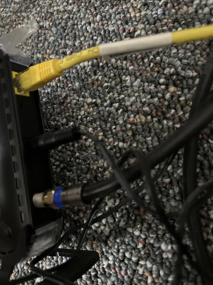 Netgear DOCSIS 30 (CM400-100NAS) 340 Mbps Foto 2 de 3