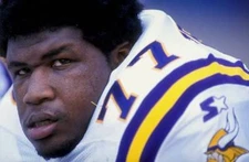Korey Stringer Minnesota Vikings looking on during the game ag- 1998 Old Photo