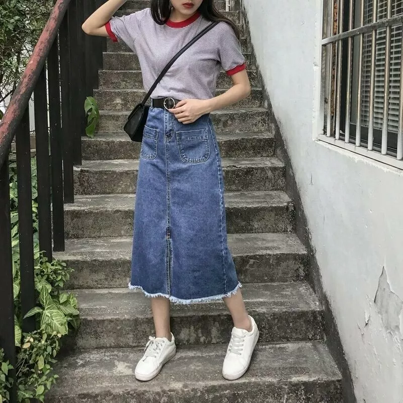 A line denim skirt outfit 2025