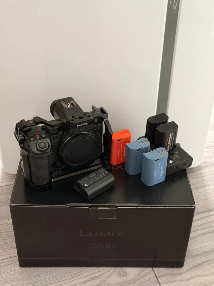 Lumix S5IIX Zubehörpaket mit 20-60mm, 35mm F1.8, Cage & 6 Akkus + Restgarantie, Foto 3 von 5