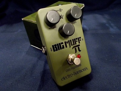 Lager Display Electro-Harmonix Grün Russian Big Muff Electro-Harmonics Distorti