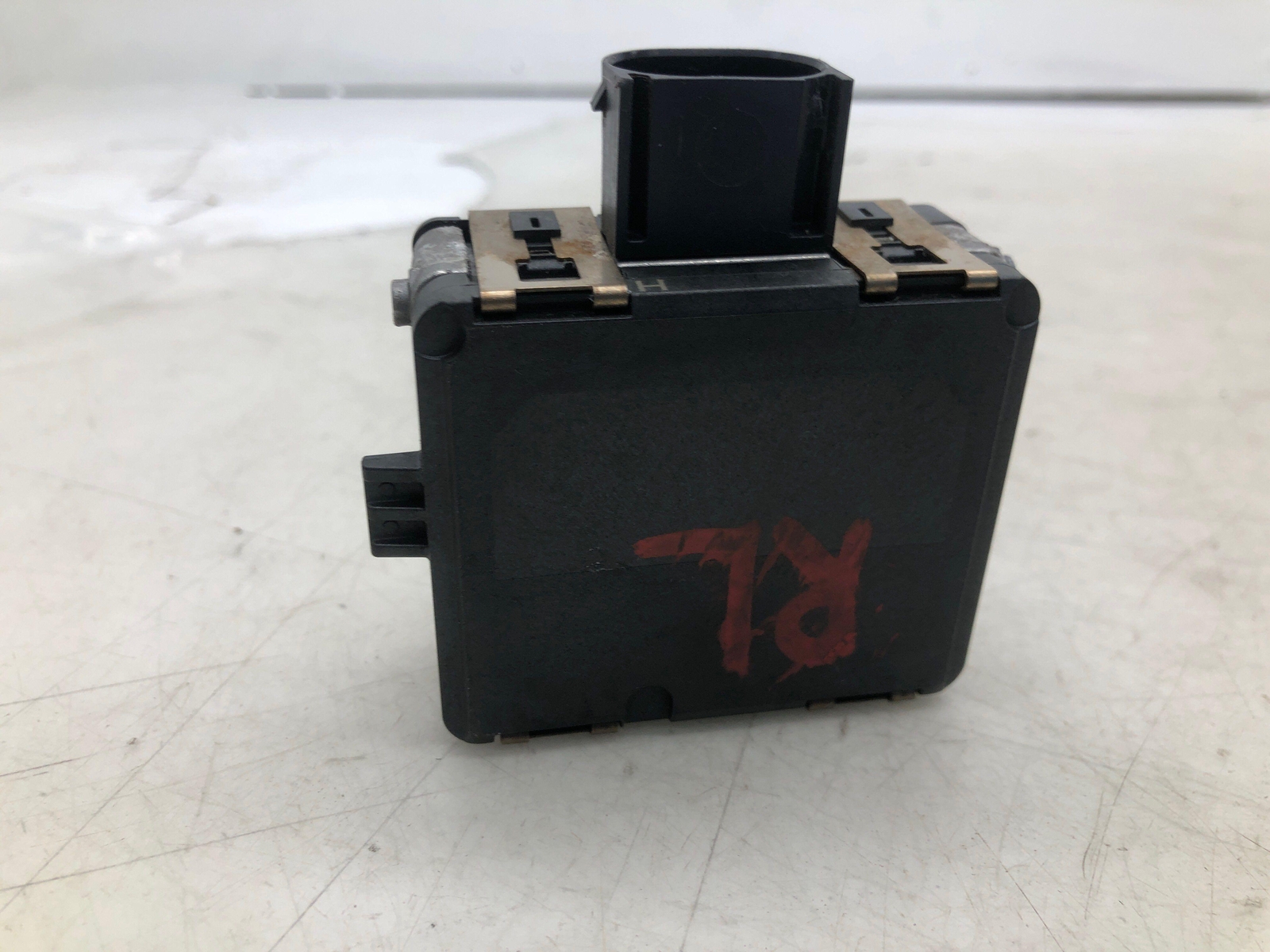 2016-2020 BENTLEY BENTAYGA LEFT REAR BLIND SPOT LANE CHANGE ASSIST SENSOR MODULE
